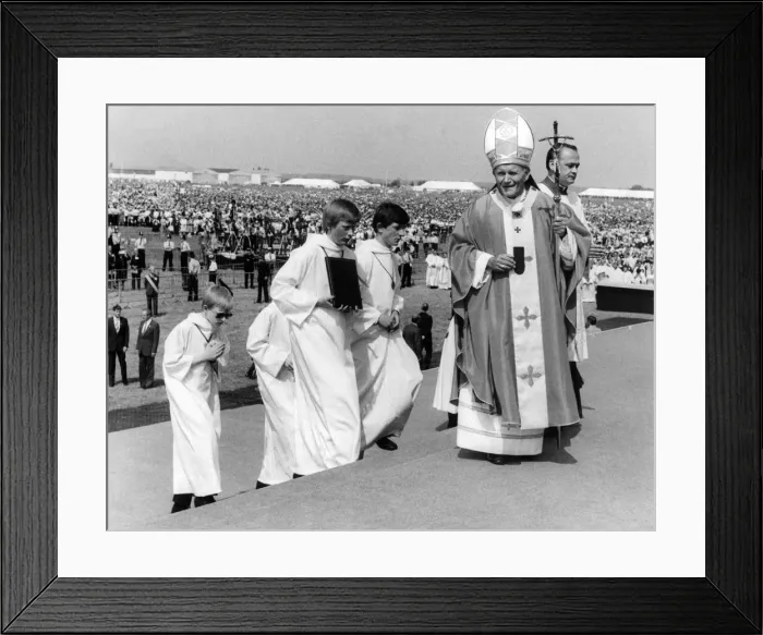 Framed Print : Pope John Paull IIs visit to Coventry. The crowds at Baginton airport join in with