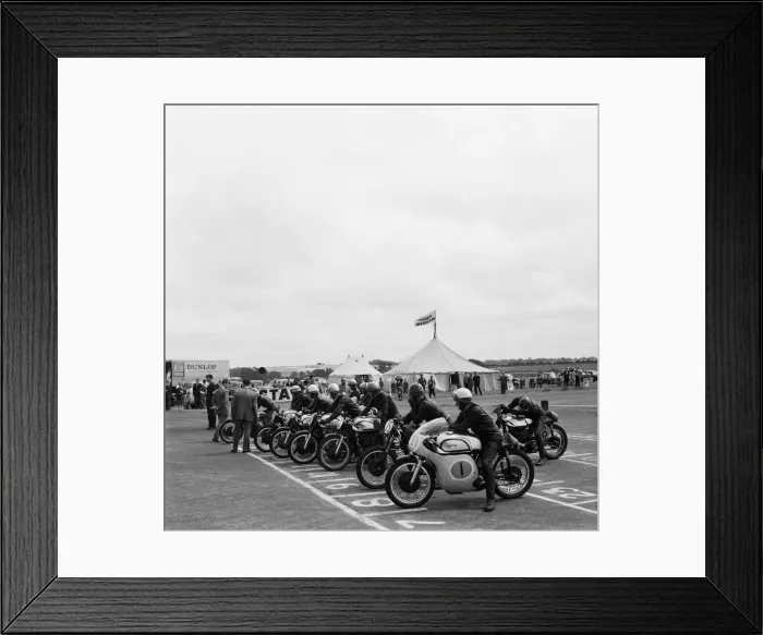 Framed Print : Action from the start of the Daily Herald Motor Cycle Racing Championship at Thruxton Framed Print : Action from the start of the Daily Herald Motor Cycle Racing Championship at Thruxton