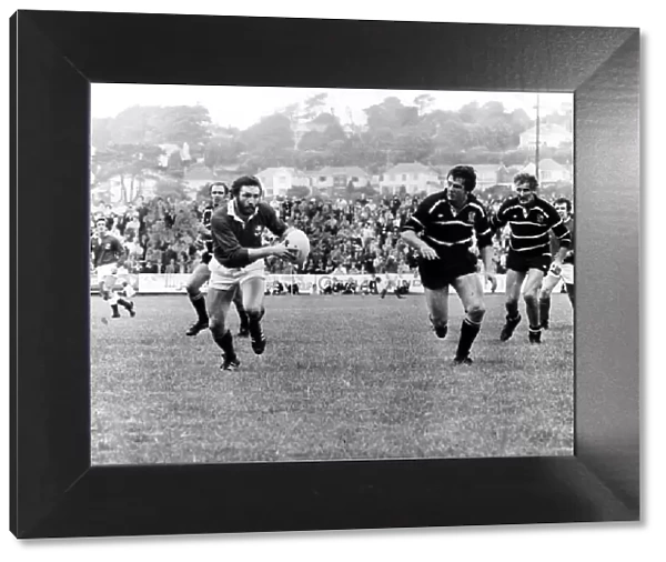 Sport - Rugby - Lalnellis Ray Gravell on the attack against Pontypridd at Stradey