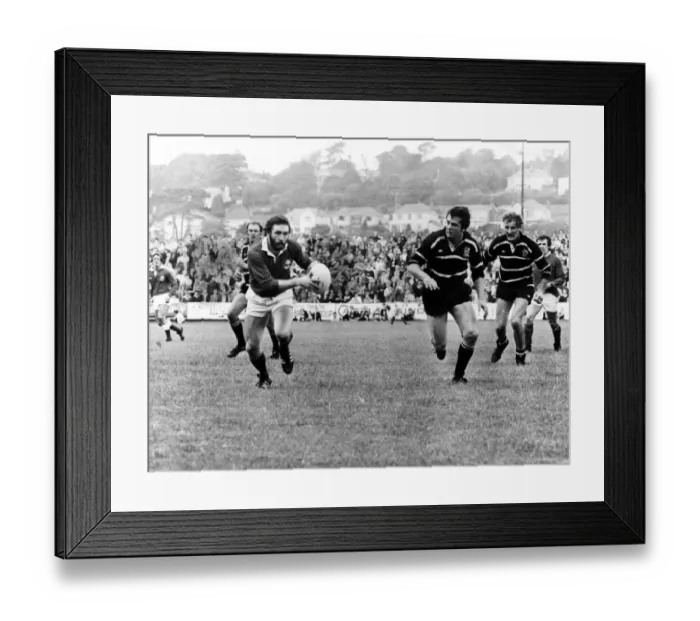 Framed Print : Sport - Rugby - Lalnellis Ray Gravell on the attack against Pontypridd at Stradey