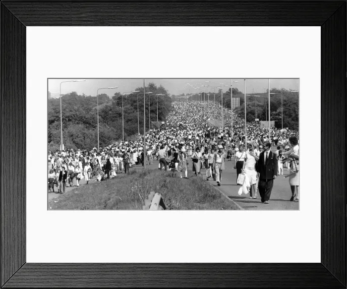 Framed Print : Pope John Paull IIs visit to Coventry. The crowds make their way along the A46 Framed Print : Pope John Paull IIs visit to Coventry. The crowds make their way along the A46