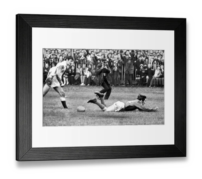 Framed Print : Wales v England Five Nations Rugby Union international match at the National Stadium Framed Print : Wales v England Five Nations Rugby Union international match at the National Stadium