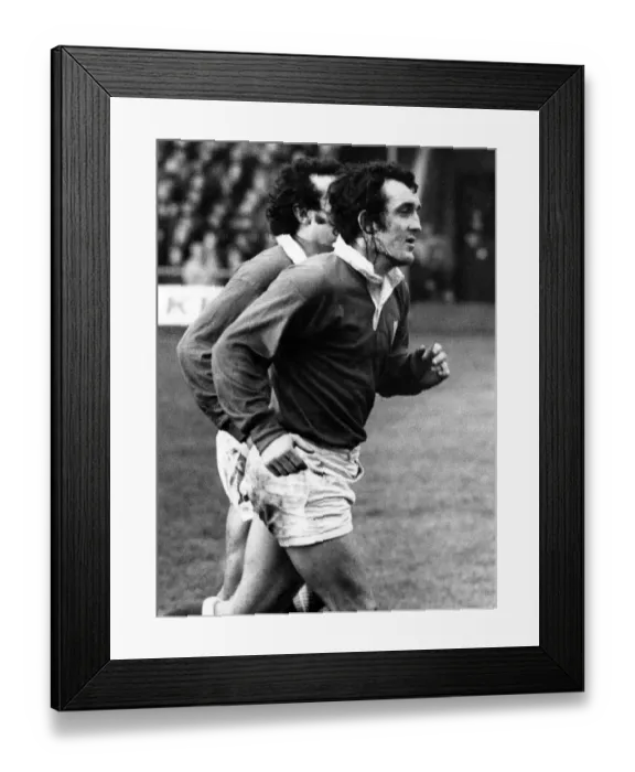 Framed Print : Wales v Ireland 1977. Welsh captain Phil Bennett runs up the pitch with blood streaming Framed Print : Wales v Ireland 1977. Welsh captain Phil Bennett runs up the pitch with blood streaming