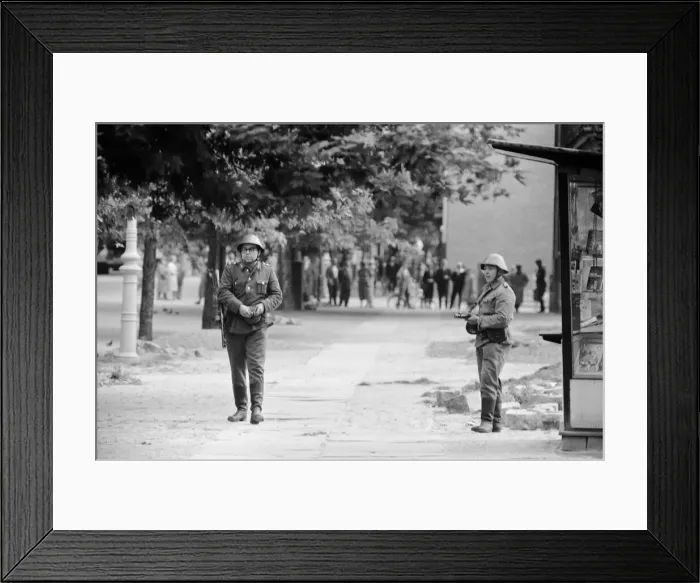 Framed Print : East-West Berlin border. 13th August 1961 Framed Print : East-West Berlin border. 13th August 1961