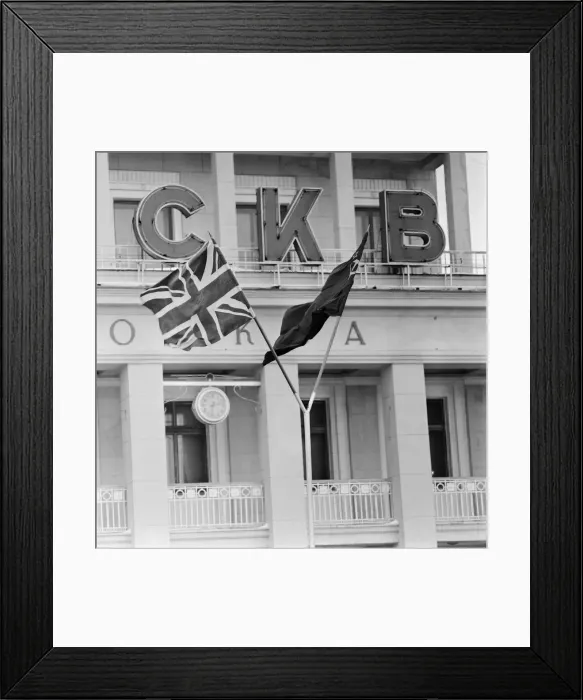 Framed Print : Harold MacMillan visit to Moscow. Terminal at Moscow airport where he arrived