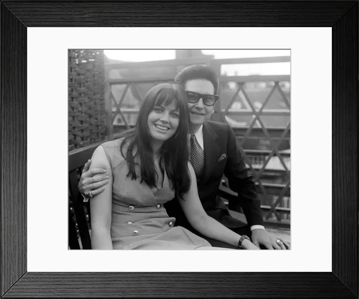 Framed Print : Roy Orbison with his new wife Barbara AnneMarie April 1969 in London