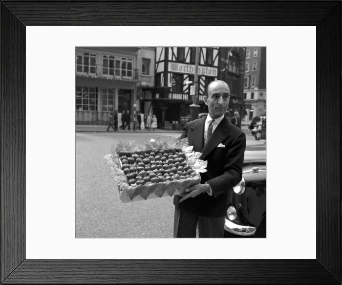 Framed Print : Restaurant men from the Caprice on their way to the Law Courts to serve lunch to Framed Print : Restaurant men from the Caprice on their way to the Law Courts to serve lunch to