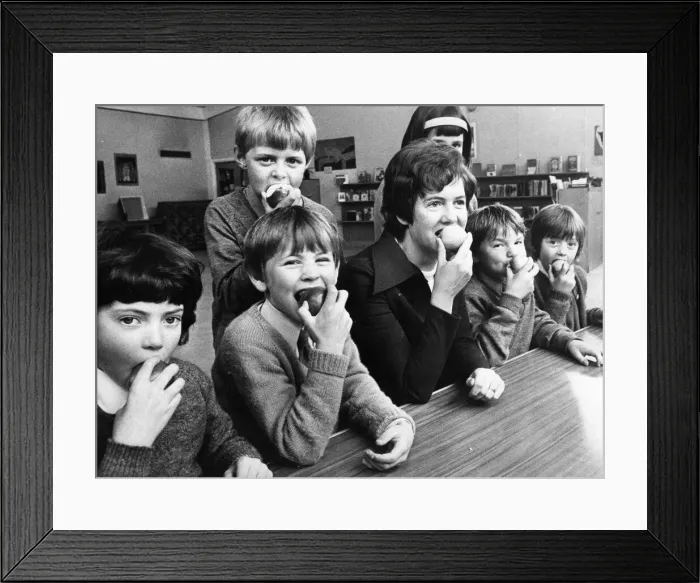 Framed Print : Mrs Peta Syron munchesd on an apple with children at Simonside First School