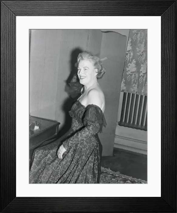 Framed Print : Singer Gracie Fields December 1951 017985 / 2 Framed Print : Singer Gracie Fields December 1951 017985 / 2