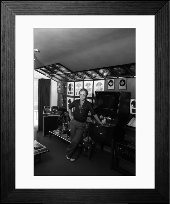 : Sir Elton John in his new £50, 000 mansion in Camberley, Surrey : Sir Elton John in his new £50, 000 mansion in Camberley, Surrey