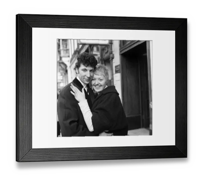 Framed Print : Tom Jones pop star and his wife Lyn Jones in London do some house hunting now that Framed Print : Tom Jones pop star and his wife Lyn Jones in London do some house hunting now that