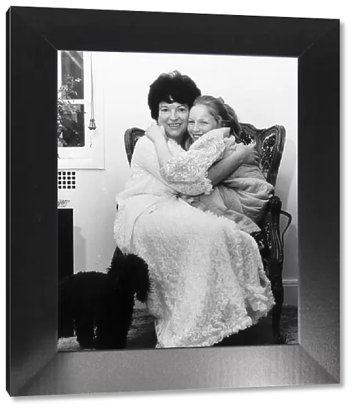 Dorothy Solomon agent with Lena Zavaroni A©Mirrorpix Circa 1975