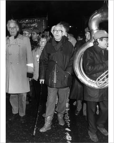 Michael Foot leads the protest march to Walking. March 1986 P031164 Local Caption