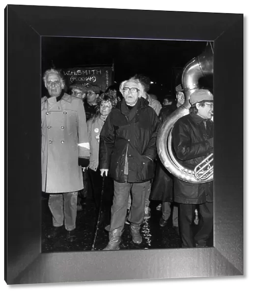 Michael Foot leads the protest march to Walking. March 1986 P031164 Local Caption