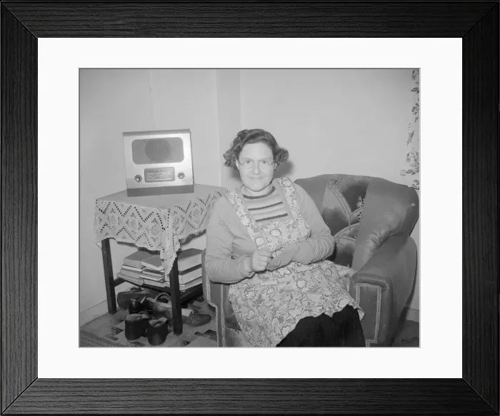 Framed Print : Mrs Read of Aylesbury seen here darning socks whilst listening to The Archer