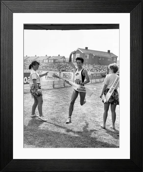 Framed Print : The Great North Run, 18 June, 1989 - Womens winner Lisa Martin crosses the finishing Framed Print : The Great North Run, 18 June, 1989 - Womens winner Lisa Martin crosses the finishing