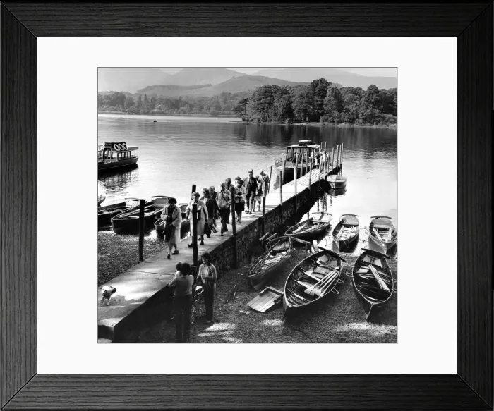 Framed Print : Lake District - Derwentwater - Holidaymakers disembark at Keswick after a cruise