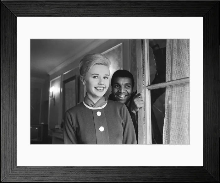 Framed Print : Pop singer Kenny Lynch with Elaine Miscall, New Zealand