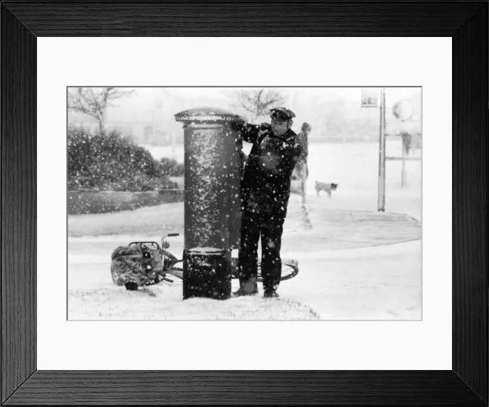 Framed Print : Heavy snow falls in Kent: The Postman collecting the mail in the heavy snow fall