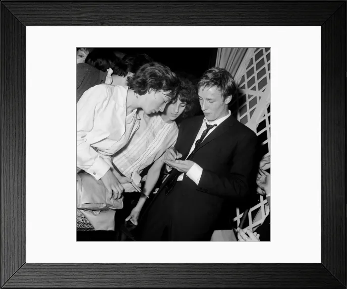 Framed Print : British pop singer Mike Sarne signing autographs for female fans Framed Print : British pop singer Mike Sarne signing autographs for female fans