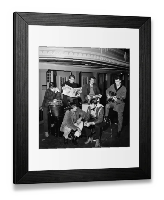 Framed Print : Pop singer Tommy Roe (front right) with his group The Roemans waiting on their packed Framed Print : Pop singer Tommy Roe (front right) with his group The Roemans waiting on their packed