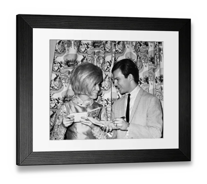 Framed Print : Bobby Vee and Dusty Springfield exchange autographs during the interval of their one