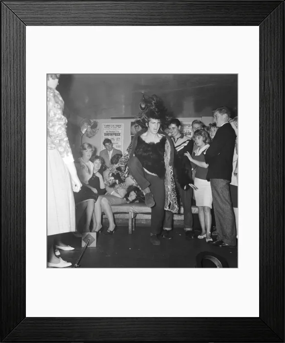 Framed Print : Screaming Lord Sutch seen here performing at the 2-1s coffee bar in Soho Framed Print : Screaming Lord Sutch seen here performing at the 2-1s coffee bar in Soho