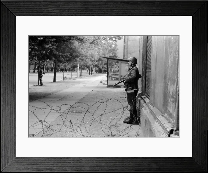 Framed Print : East-West Berlin border. 13th August 1961 At midnight on 13th August Framed Print : East-West Berlin border. 13th August 1961 At midnight on 13th August