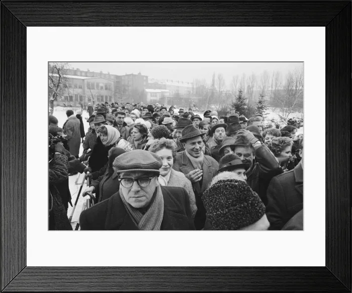 Framed Print : Berliners waiting to cross the wall. December 1963 Framed Print : Berliners waiting to cross the wall. December 1963