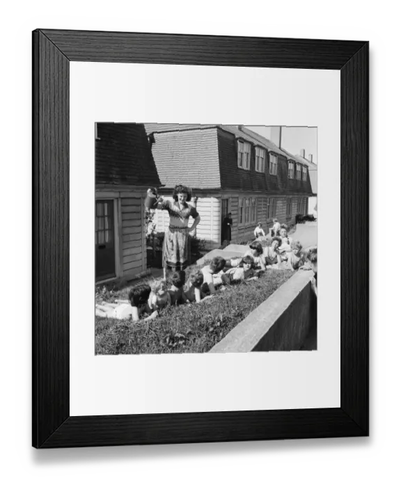 Framed Print : 33 year old Mrs Mavis Graham of Plymouth, mother of 13 children aged from 4 months to 14 Framed Print : 33 year old Mrs Mavis Graham of Plymouth, mother of 13 children aged from 4 months to 14