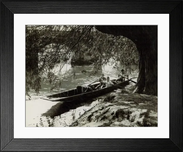 Framed Print : A cool scene on the river at Stratford-upon-Avon. 22 / 09 / 1933 Framed Print : A cool scene on the river at Stratford-upon-Avon. 22 / 09 / 1933