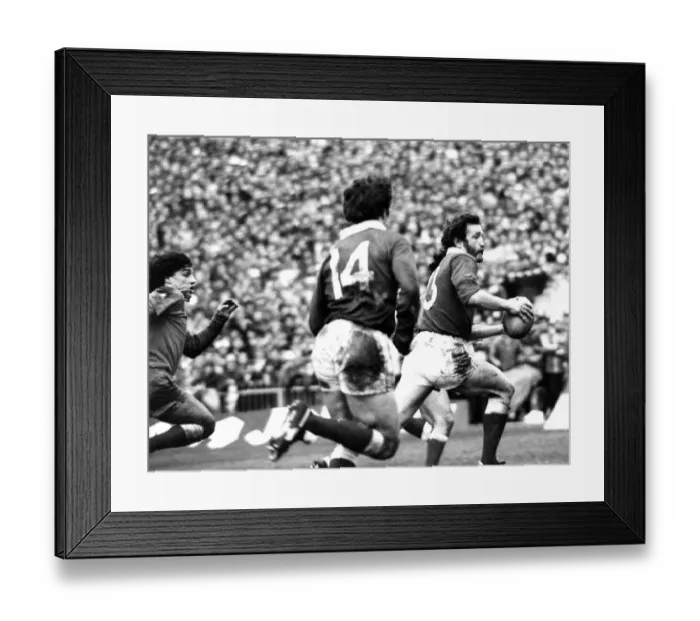 Framed Print : Sport - Rugby - Wales v France - 1982 - Ray Gravell make a break for Wales with Robert