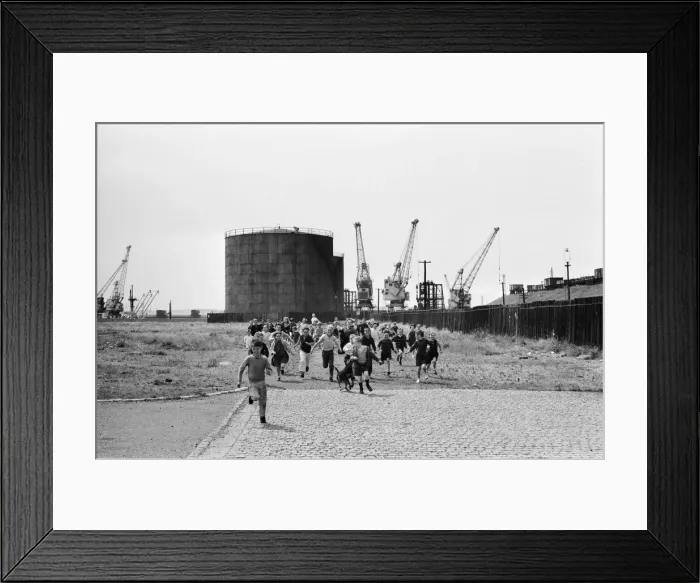 Framed Print : A group of children from Garston, Liverpool enjoy a day out at Sefton Park in the summer Framed Print : A group of children from Garston, Liverpool enjoy a day out at Sefton Park in the summer
