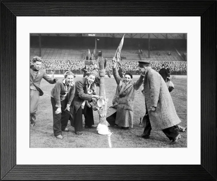 Framed Print : Rugby - Wales v England - January 1950 - The biggest leek taken to Twickenham Framed Print : Rugby - Wales v England - January 1950 - The biggest leek taken to Twickenham