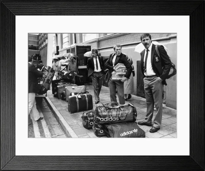 Framed Print : Sport - World Cup 1987 - Wales - Paul Thorburn is flanked by Kevin Hopkins (left Framed Print : Sport - World Cup 1987 - Wales - Paul Thorburn is flanked by Kevin Hopkins (left