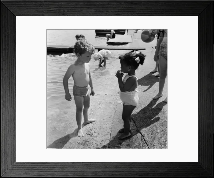 Framed Print : Hot weather at Londons Hyde Park Lido. Crowds sunbathing by the Serpentine Framed Print : Hot weather at Londons Hyde Park Lido. Crowds sunbathing by the Serpentine