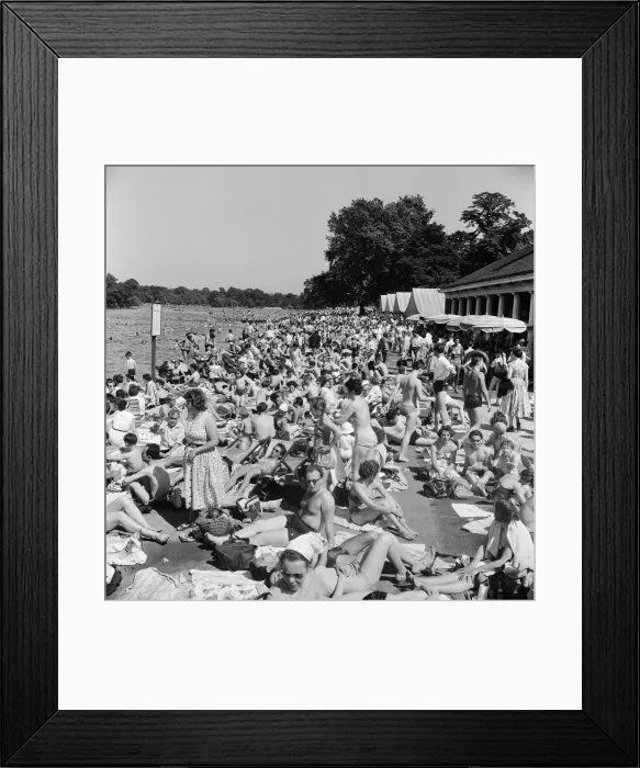 Framed Print : Londons Hyde Park Lido. A crowd a of sunbathers by the Serpentine Framed Print : Londons Hyde Park Lido. A crowd a of sunbathers by the Serpentine