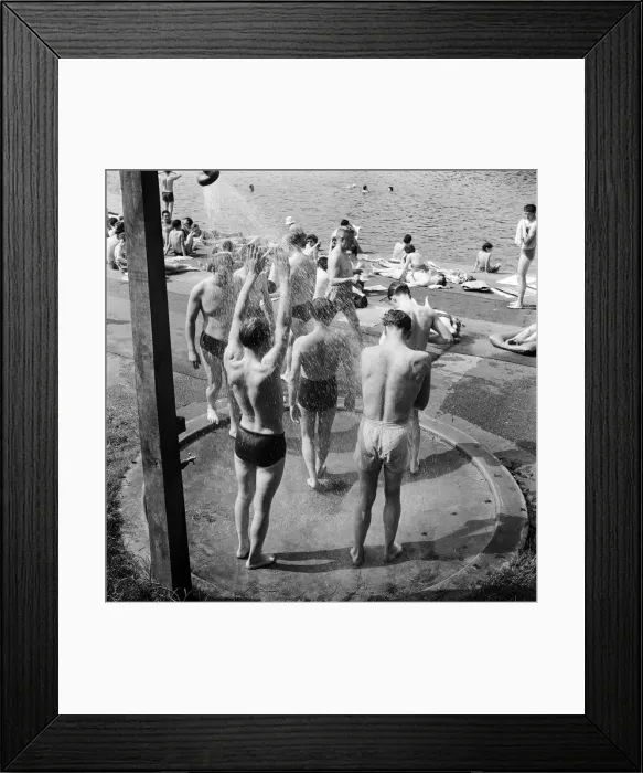 Framed Print : People sunbathing in a heatwave at the Serpentine Lido, Hyde Park, London
