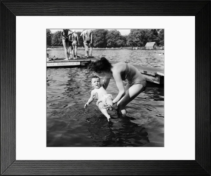 Framed Print : People sunbathing in a heatwave at the Serpentine Lido, Hyde Park, London Framed Print : People sunbathing in a heatwave at the Serpentine Lido, Hyde Park, London