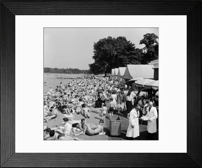 Framed Print : People sunbathing in a heatwave at the Serpentine Lido, Hyde Park, London Framed Print : People sunbathing in a heatwave at the Serpentine Lido, Hyde Park, London