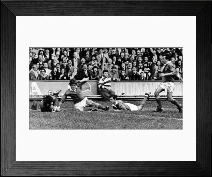 Framed Print : Gerald Davies goes over for a try, Wales grand slam year 25 3 1971. Wales -v- France