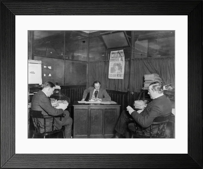 Framed Print : An early morning staff meeting on the Daily Mirror news desk, circa 1937