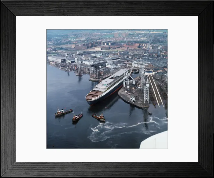 Framed Print : Ship Queen Elizabeth II - September 1967. Crowds gather as the QE2 is launched Framed Print : Ship Queen Elizabeth II - September 1967. Crowds gather as the QE2 is launched