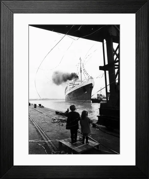 Framed Print : The Queen Elizabeth ship leves the port at Southampton for the last time November