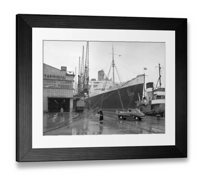 Framed Print : Cunard Liner Queen Mary delayed in Southampton port for 24 hours due to adverse weather