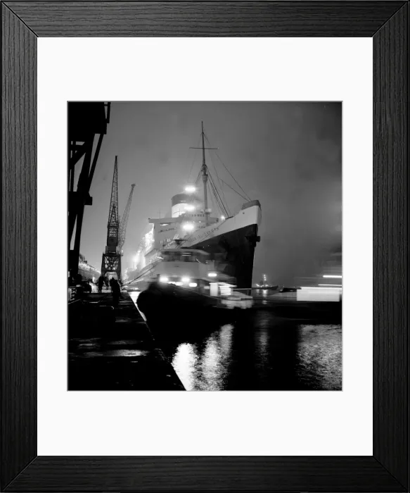 Framed Print : The Queen Elizabeth Cunard Liner November 1968, ties up at Southampton for the last time