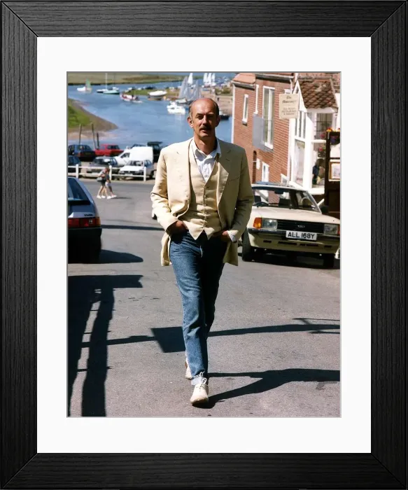 Framed Print : Roy Marsden actor walking with hands in pockets in seaside resort Dbase A©Mirrorpix Framed Print : Roy Marsden actor walking with hands in pockets in seaside resort Dbase A©Mirrorpix