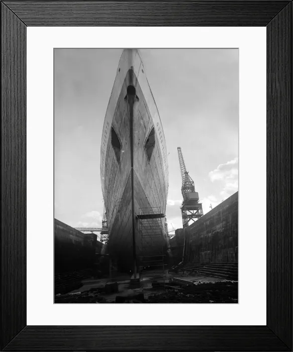 Framed Print : The Cunard Liner Queen Elizabeth in dry dock in Southampton for her yearly overhaul