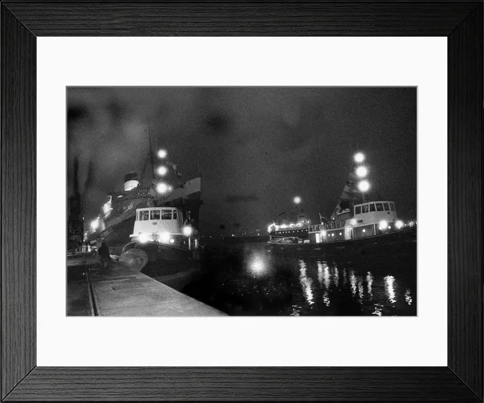 Framed Print : Ship Queen Elizabeth II - November 1968, leaves Southampton for the last time Framed Print : Ship Queen Elizabeth II - November 1968, leaves Southampton for the last time