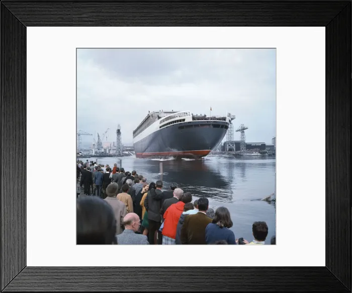 Framed Print : Ship Queen Elizabeth II - September 1967. Crowds gather as the QE2 is launched Framed Print : Ship Queen Elizabeth II - September 1967. Crowds gather as the QE2 is launched